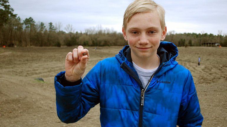 Kalel pagó 10 dólares por la entrada al parque Cráter de Diamantes y a la media hora se topó con la piedra preciosa. Dice que la quiere guardar.