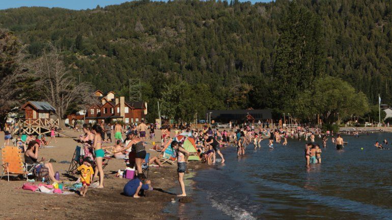 En San Martín de los Andes la gente se volcó a las playas y disfrutó de temperaturas ideales.