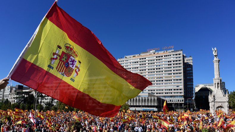 En plaza Colón estaban en contra de la independencia. En Cibeles, a favor.