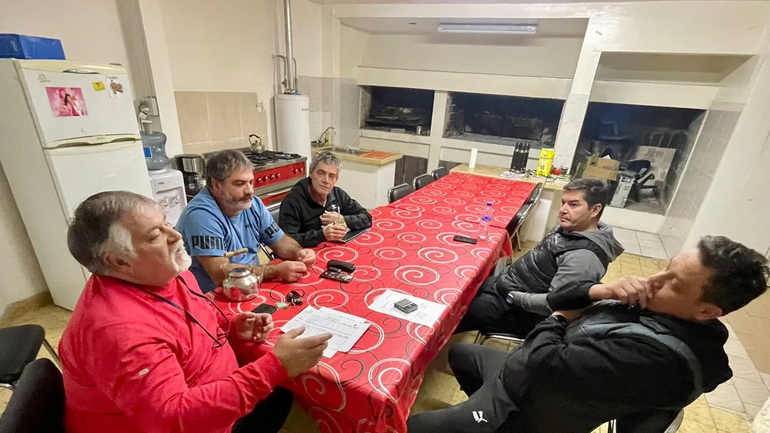 El lunes hubo una reunión entre Ariel Bordeira, presidente de la liga de Comodoro Rivadavia, y Carlos Motto. El lunes hubo una reunión entre Ariel Bordeira, presidente de la liga de Comodoro Rivadavia, y Carlos Motto.