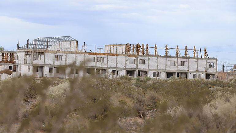Dúplex del Procrear II abandonados y millones en materiales en la meseta: ¿Quiénes son los dueños?