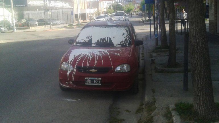 Discutieron y le tiró pintura sobre el auto