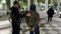 El joven de 18 años fue detenido por la policía de Chubut en la plaza en la que interceptó a dos mujeres que pasaban caminando.  El joven de 18 años fue detenido por la policía de Chubut en la plaza en la que interceptó a dos mujeres que pasaban caminando.