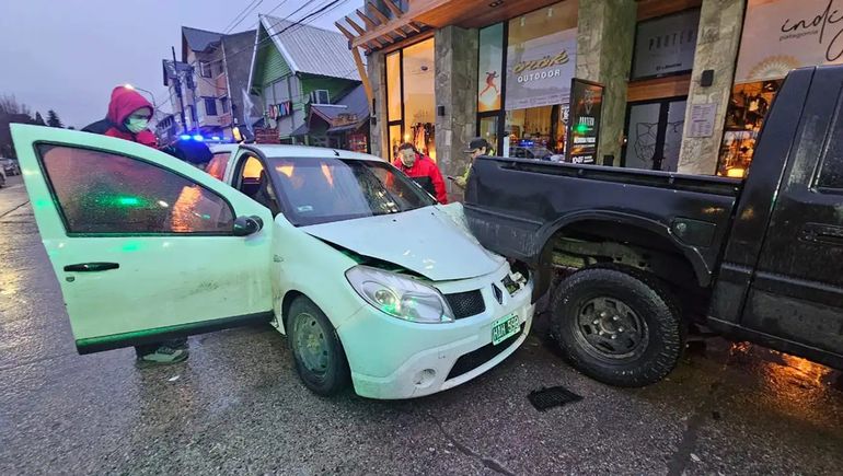 Se durmió y destrozó el auto al chocar contra una camioneta