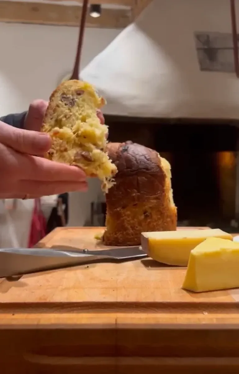 Tostado de queso hecho entre rebanadas de pan dulce.