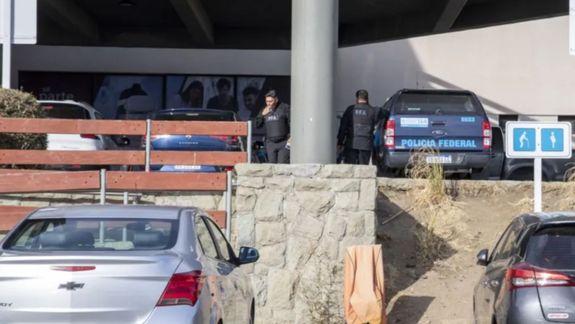 Policías de Bariloche en el frente del complejo de cabañas de Bariloche, donde se habríon alojado la joven embarazada rusa y las mujeres que la acompañaban.