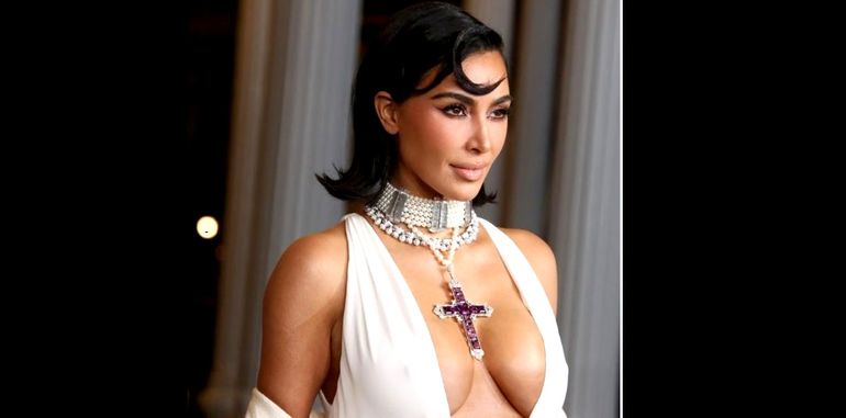 Kim Kardashian, luciendo la famosa joya en su escote. Kim Kardashian, luciendo la famosa joya en su escote.