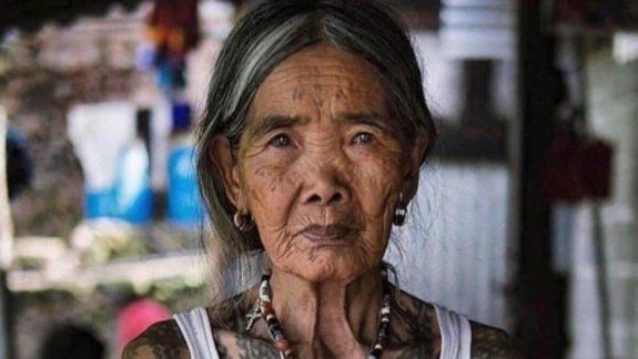 La tatuadora de 104 años que decide a quién atender