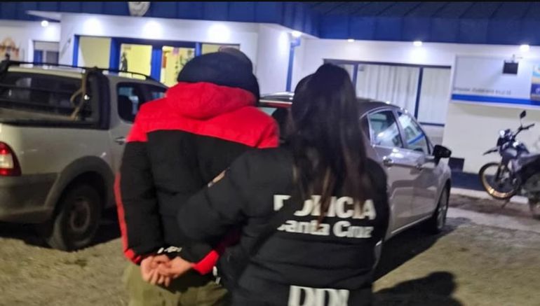 La policía de Santa Cruz detuvo a dos sospechosos del brutal ataque en un asentamiento de Río Gallegos. La policía de Santa Cruz detuvo a dos sospechosos del brutal ataque en un asentamiento de Río Gallegos.