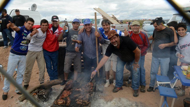 Una postal de las carreras del TC son los fanáticos comiendo asado.&nbsp;