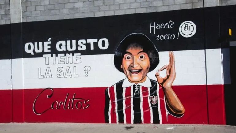 El mural que realizó Chacarita en homenaje a Carlitos Balá.