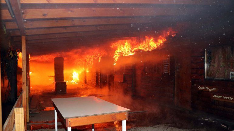 Un incendio destruyó casi la mitad del predio de la Feria Franca de Junín