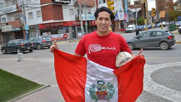 El peruano que, loco de alegría, se fue a festejar sólo al Monumento neuquino