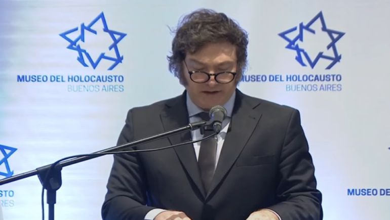 Javier Milei participa del acto en memoria de las víctimas del Holocausto.