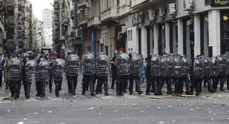 A las 10 de la mañana comenzó la movilización desde Salta y Avenida de Mayo al Congreso. Foto: NA.