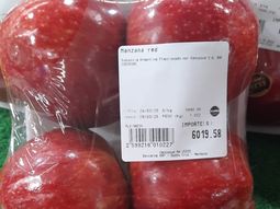 Uno de los tantos casos en las góndolas argentinas: el kilo de manzana a 5.890 pesos, equivalente a unos 5,7 dólares.(Foto tomada el 26 de marzo de 2025) Uno de los tantos casos en las góndolas argentinas: el kilo de manzana a 5.890 pesos, equivalente a unos 5,7 dólares.(Foto tomada el 26 de marzo de 2025)