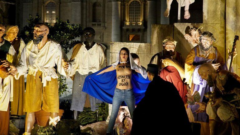 La ucraniana de 25 años mostró sus senos al grito de ¡Dios es mujer!.