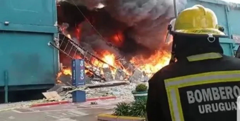 Incendio en un shopping de Punta del Este: colapsó parte del techo y no logran controlar el fuego