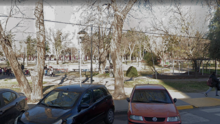 Él lo sujetó y ella clavó el cuchillo en el Anfiteatro del Parque Central: detalles del brutal ataque