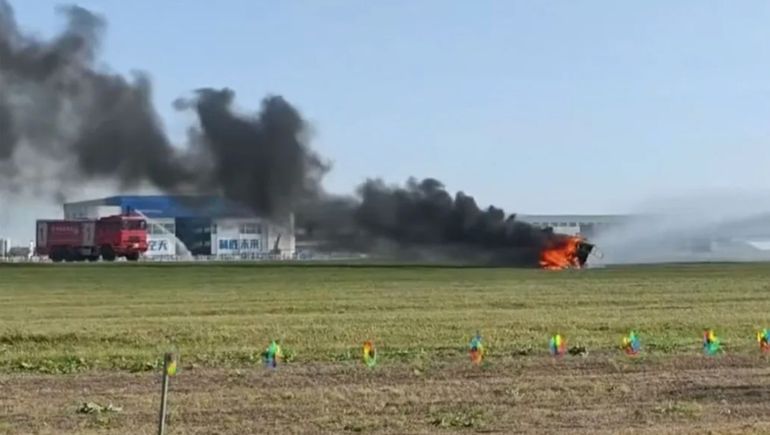Chocaron dos autos voladores durante una prueba para una exhibición aérea en China