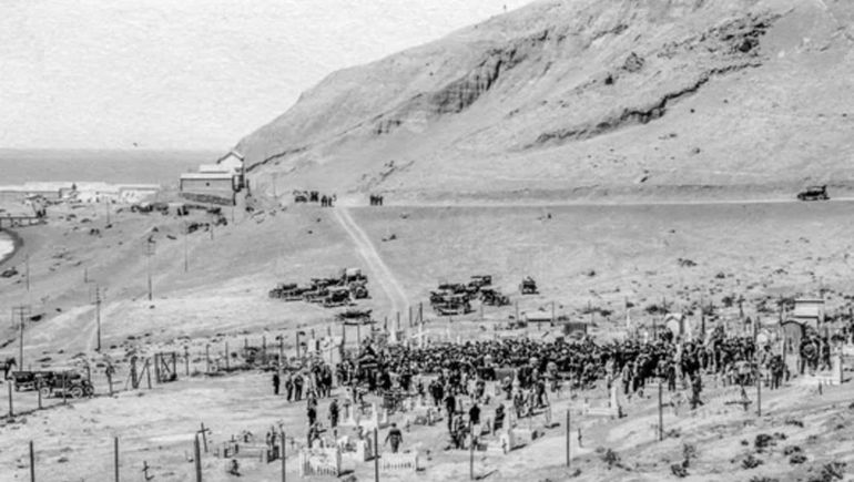 De la colección de Teo Nürnberg: primer cementerio de Comodoro Rivadavia, al pie del Cerro Chenque. Década del 30. De la colección de Teo Nürnberg: primer cementerio de Comodoro Rivadavia, al pie del Cerro Chenque. Década del 30.