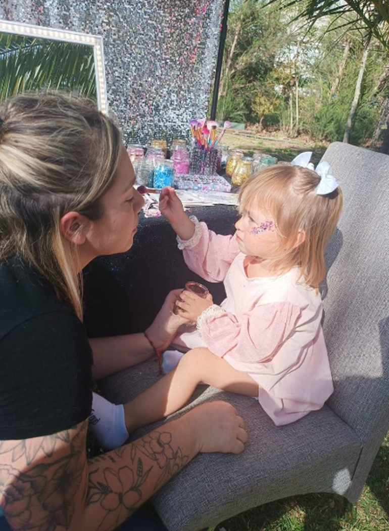 Jamaica se divirtió en la estación de glitter y maquillaje. Jamaica se divirtió en la estación de glitter y maquillaje.