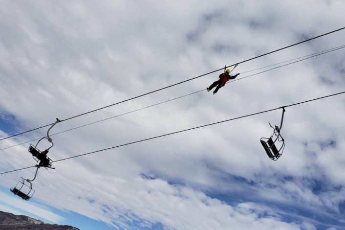 Así fue el rescate de siete esquiadores colgados de una telesilla, a 15 metros de altura