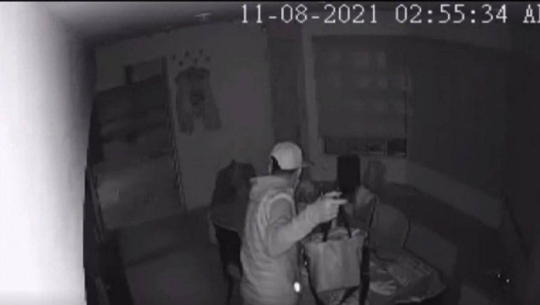 Video: entró a robar a una casa, buscó las llaves y se llevó dos vehículos