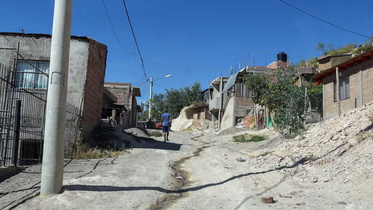 En el corazón del barrio Cordón Colón, pegado a la barda neuquina, se concretó el rapto y violación de una joven de 22 años. En el corazón del barrio Cordón Colón, pegado a la barda neuquina, se concretó el rapto y violación de una joven de 22 años.