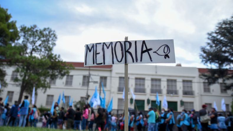 En la calle: qué piensan los neuquinos a 50 años del golpe de Estado en Argentina | LM Neuquen En la calle: qué piensan los neuquinos a 50 años del golpe de Estado en Argentina