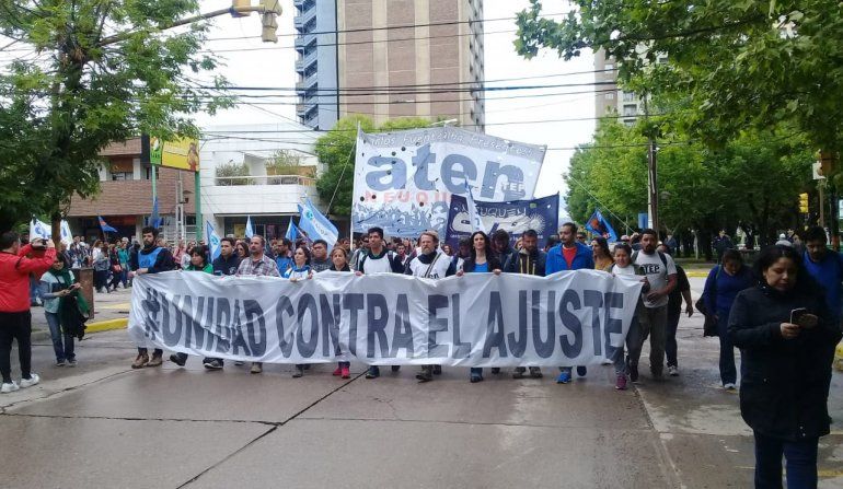 Trabajadores neuquinos marcharon en contra del presupuesto nacional