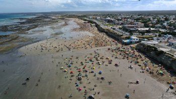 La imagen aérea muestra los vacíos en la playa. Preocupa la menor cantidad de visitante. Foto gentileza Sebastián Leal. La imagen aérea muestra los vacíos en la playa. Preocupa la menor cantidad de visitante. Foto gentileza Sebastián Leal.