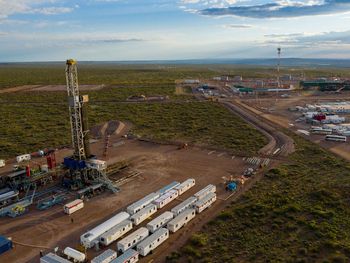 Camioneros de paro impiden el ingreso a un yacimiento de Tecpetrol.