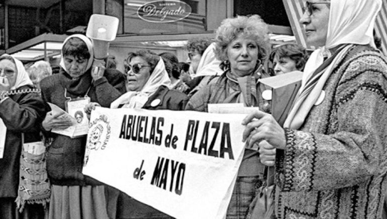A casi medio siglo, Abuelas de Plaza de Mayo siguen trabajando para restituir a los nietos y nietas que faltan. A casi medio siglo, Abuelas de Plaza de Mayo siguen trabajando para restituir a los nietos y nietas que faltan.