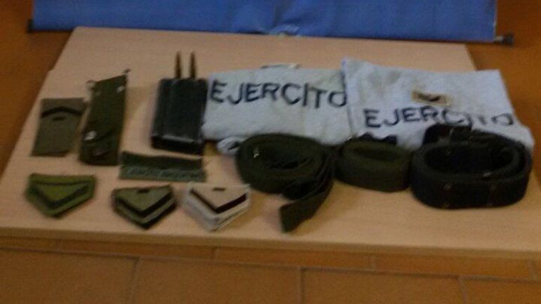 El robo fue hace un mes en un local de computación y telefonía del Paseo de la Patagonia. La Policía logró recuperar gran cantidad de accesorios de celulares y prendas del Ejército.