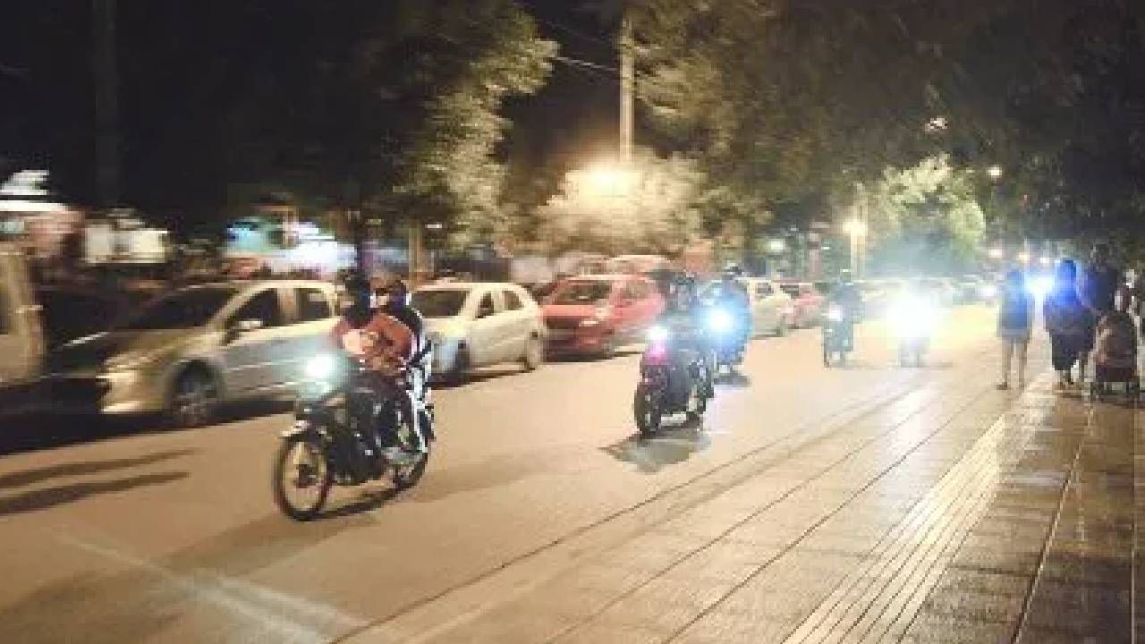 Las motos y autos circulan con escapes libres y música a todo volumen.