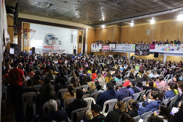 Algunas de las asambleas de ATEN Capital. Son numerosas y según Angélica Lagunas, el sector, pese a que no conduce el gremio a nivel provincial, representa al 48% de los afiliados. Algunas de las asambleas de ATEN Capital. Son numerosas y según Angélica Lagunas, el sector, pese a que no conduce el gremio a nivel provincial, representa al 48% de los afiliados.