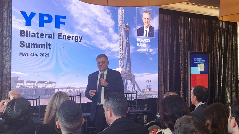 El SEO de YPF, Horacio Marín hizo el anuncio de la rebaja de las naftas en madrugada como parte de un plan de la empresa basado en la eficiencia. El SEO de YPF, Horacio Marín hizo el anuncio de la rebaja de las naftas en madrugada como parte de un plan de la empresa basado en la eficiencia.