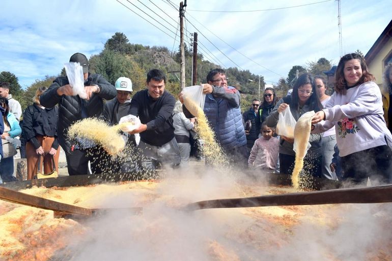 El ritual de tirar el arroz al disco gigante con más de 140 kilos de mariscos.