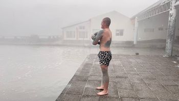 una maravilla: mientras caia la nieve, los turistas disfrutaron las bondades de las termas de copahue