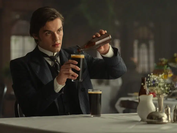 La Casa Guinness: La saga de la icónica cerveza negra. Una historia real de poder empresarial en Irlanda del s. XIX, sucesión turbulenta y la doble moral de la filantropía capitalista.Foto: @netflix