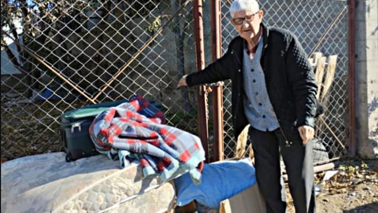 Bartolo con lo poco que tiene, en la vereda de su casa en Trelew. Bartolo con lo poco que tiene, en la vereda de su casa en Trelew.