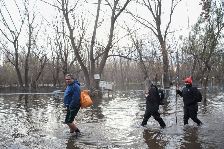 En la isla El Porvenir está el camping Los Alazanes, cerca de un brazo del río Neuquén. Todo está bajo agua pero las familias decidieron quedarse.
