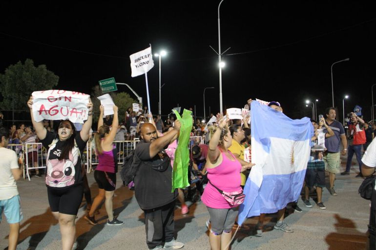 Festejos, piñas y protesta en la primera noche del Carnaval de Centenario