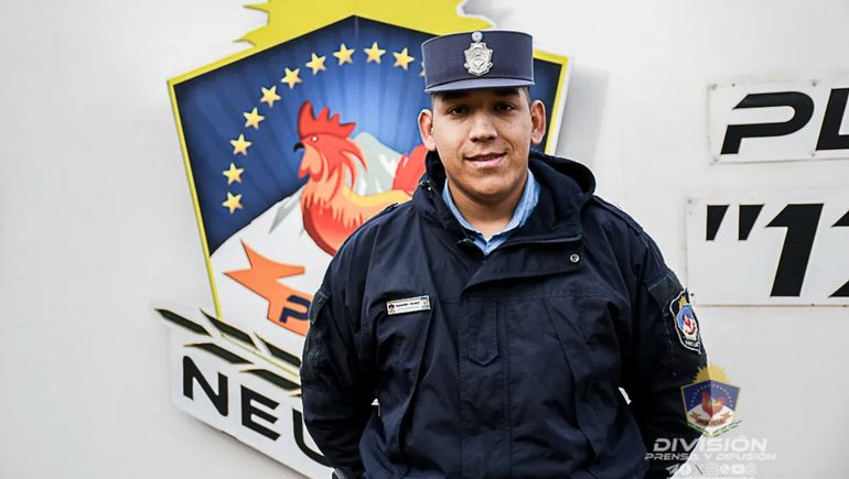 El policía le realizó una maniobra de Heimlich a una bebé que estaba ahogada con leche y mocos. 