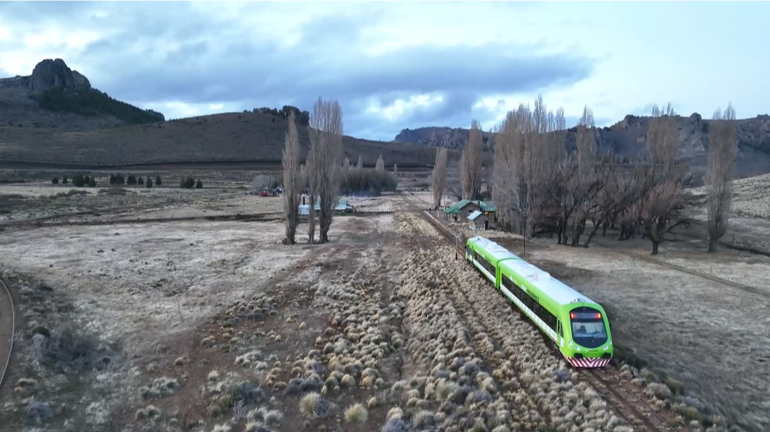 El tren Bariloche-Perito Moreno pasa del verde del bosque cordillerano a la árida estepa patagónica con paisajes de ensueño. El tren Bariloche-Perito Moreno pasa del verde del bosque cordillerano a la árida estepa patagónica con paisajes de ensueño.