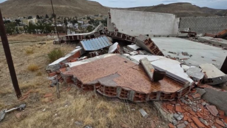 Comodoro vive horas desesperantes con el derrumbe del cerro Hermitte.