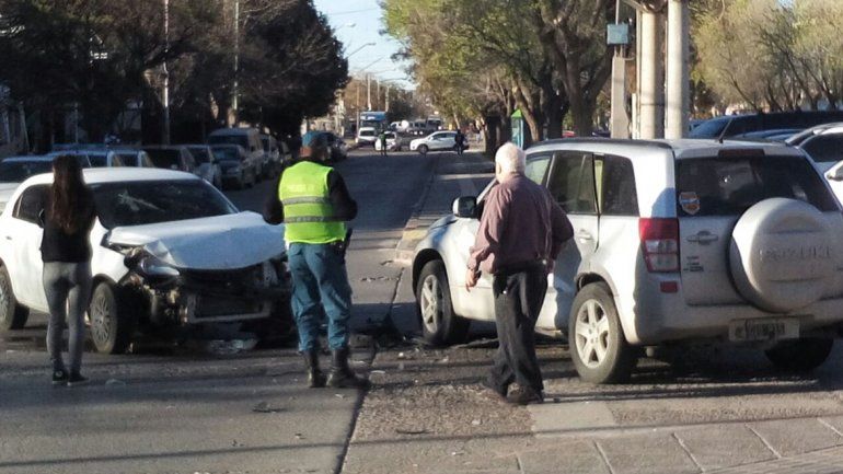 No frenó en la esquina y causó un brutal choque