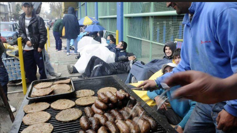 Adiós al chori canchero: prohíben los carritos afuera de los estadios