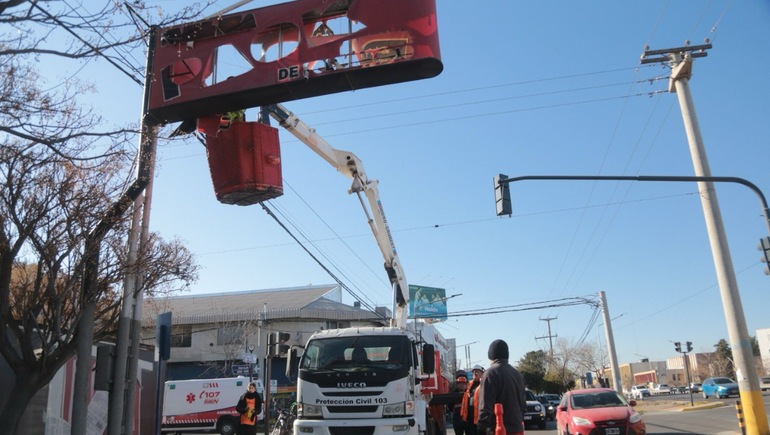 La Municipalidad de Neuquén remueve carteles tipo bandera.